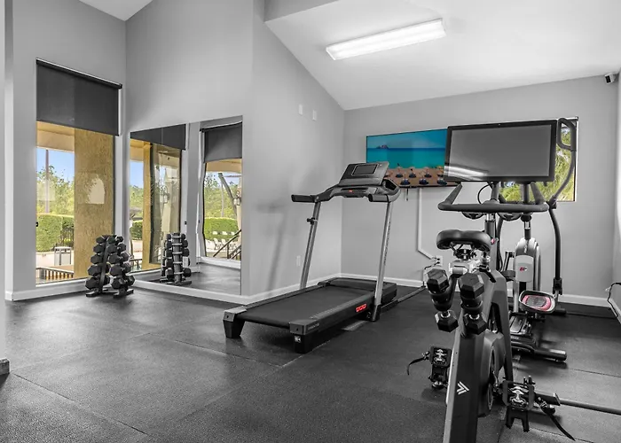 Cozy & Elegant 4Br Enchanted Townhouse - 1 Mile To Disney With Resort Pool, Gym, & Jacuzzi