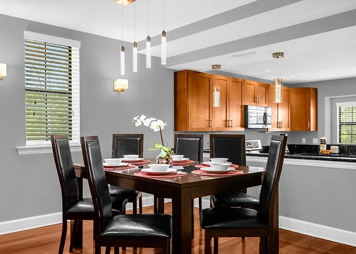 Cozy & Elegant 4Br Enchanted Townhouse - 1 Mile To Disney With Resort Pool, Gym, & Jacuzzi