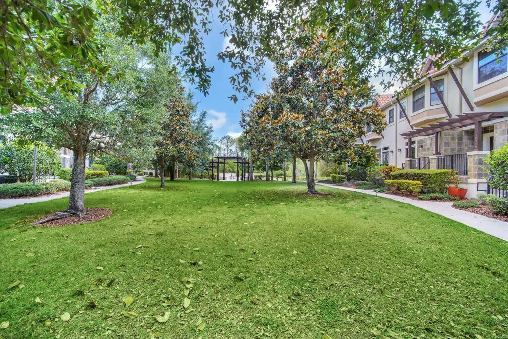 Cozy & Elegant 4br Enchanted Townhouse - 1 Mile To With Pool, Gym, & Jacuzzi