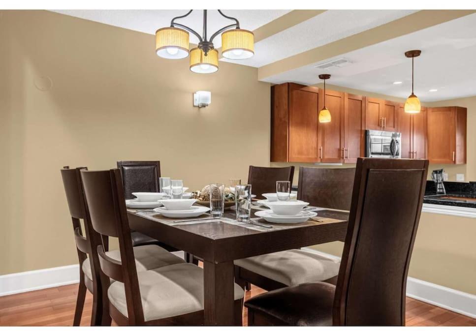 Holiday home Cozy & Elegant 4br Enchanted Townhouse - 1 Mile To With Pool, Gym, & Jacuzzi *