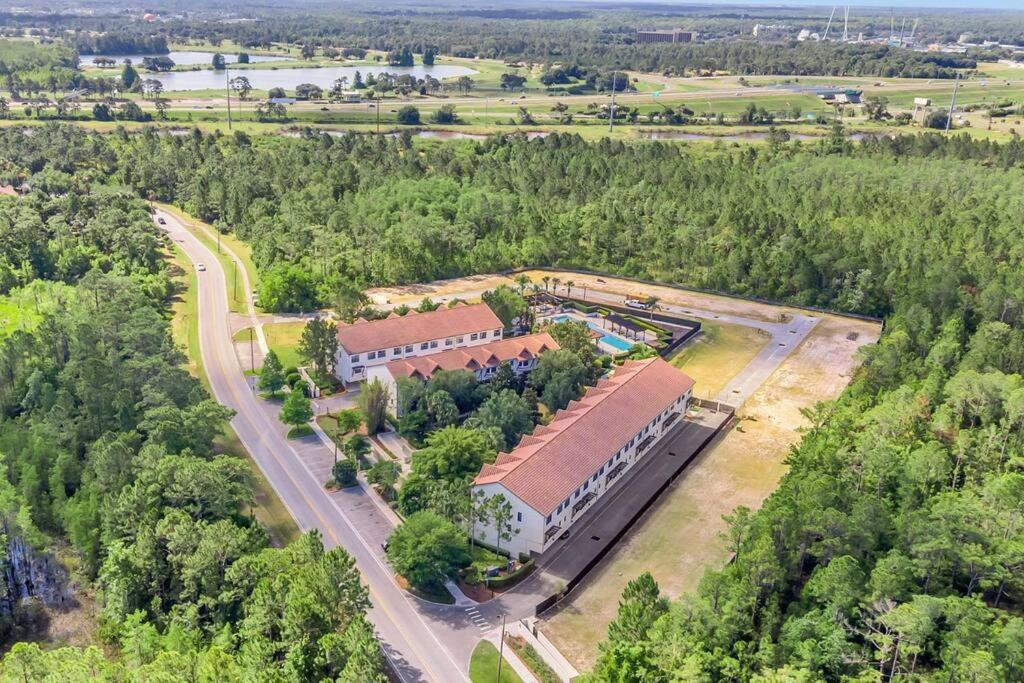 Holiday home Cozy & Elegant 4br Enchanted Townhouse - 1 Mile To With Pool, Gym, & Jacuzzi