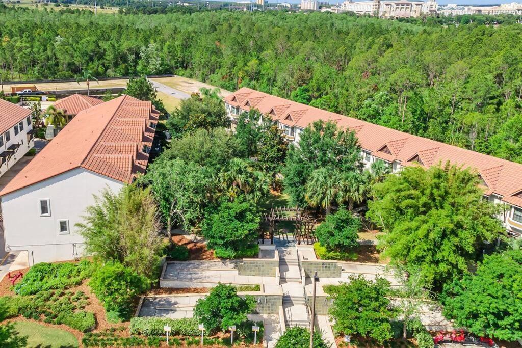 Cozy & Elegant 4br Enchanted Townhouse - 1 Mile To With Pool, Gym, & Jacuzzi