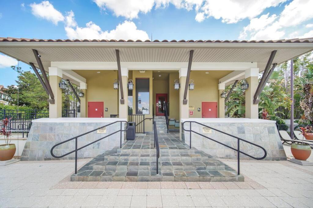 Cozy & Elegant 4br Enchanted Townhouse - 1 Mile To With Pool, Gym, & Jacuzzi Holiday home *
