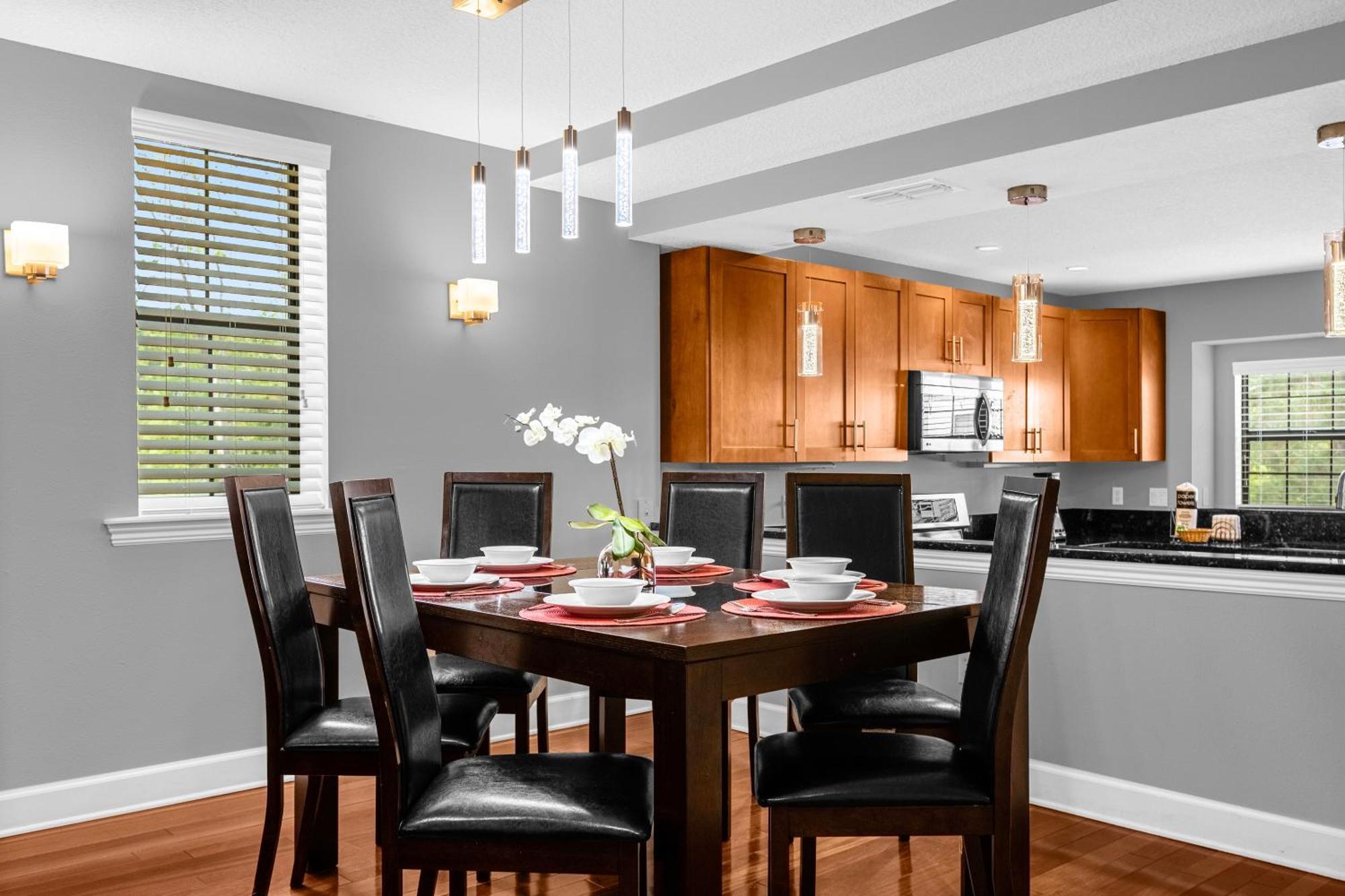 Cozy & Elegant 4br Enchanted Townhouse - 1 Mile To With Pool, Gym, & Jacuzzi Orlando