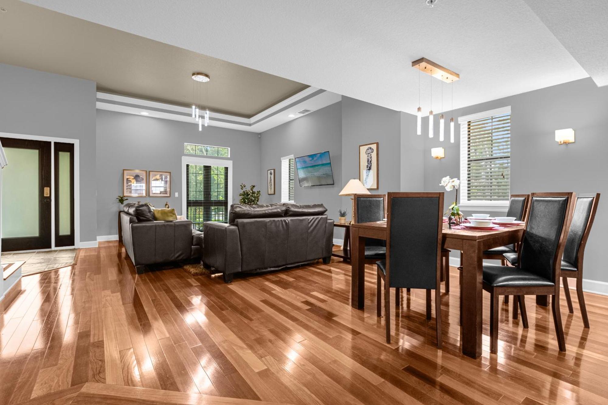 Cozy & Elegant 4br Enchanted Townhouse - 1 Mile To With Pool, Gym, & Jacuzzi