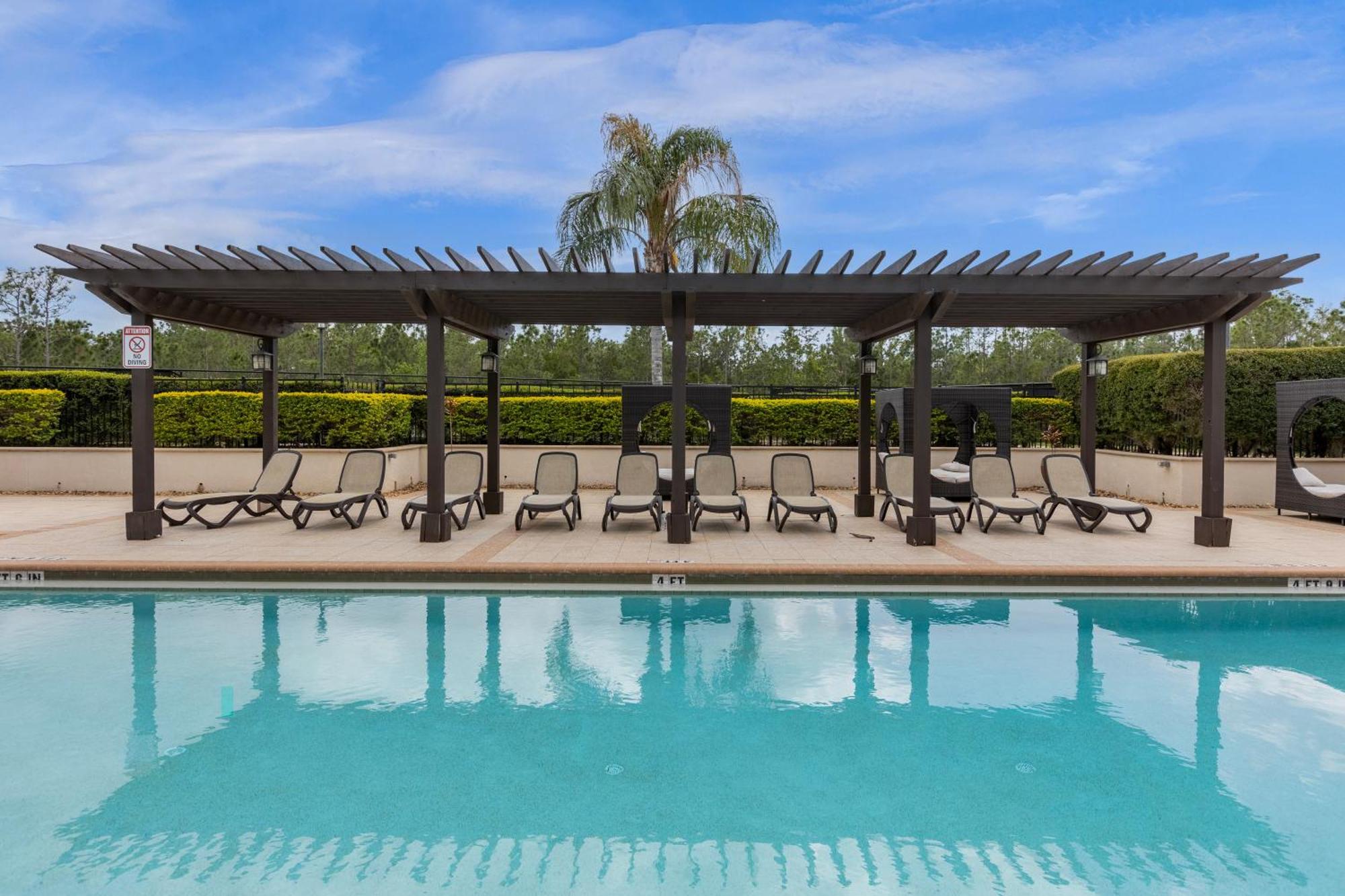 Cozy & Elegant 4br Enchanted Townhouse - 1 Mile To With Pool, Gym, & Jacuzzi Holiday home