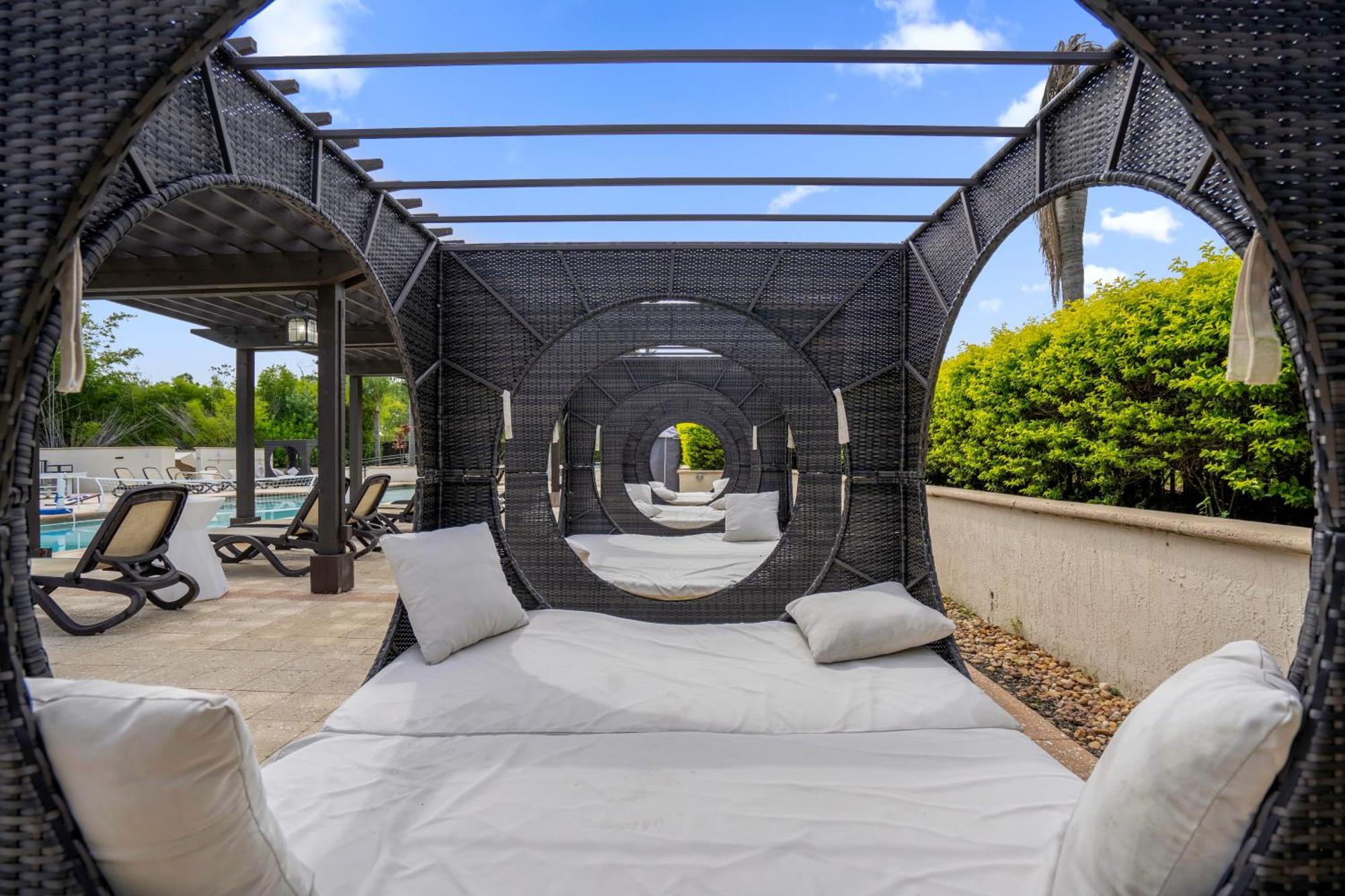 Holiday home Cozy & Elegant 4br Enchanted Townhouse - 1 Mile To With Pool, Gym, & Jacuzzi