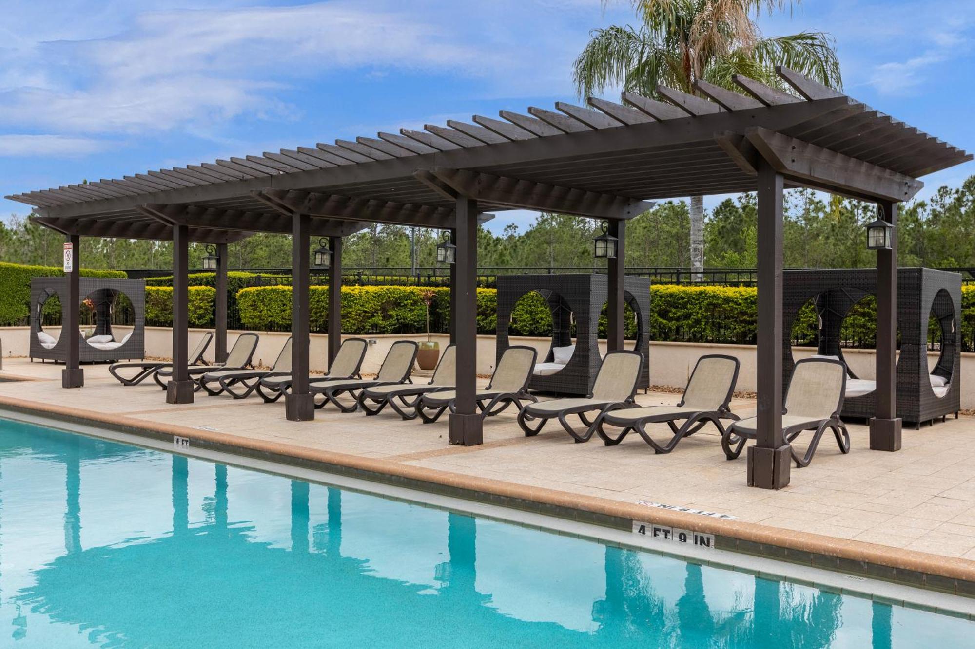 Cozy & Elegant 4br Enchanted Townhouse - 1 Mile To With Pool, Gym, & Jacuzzi *