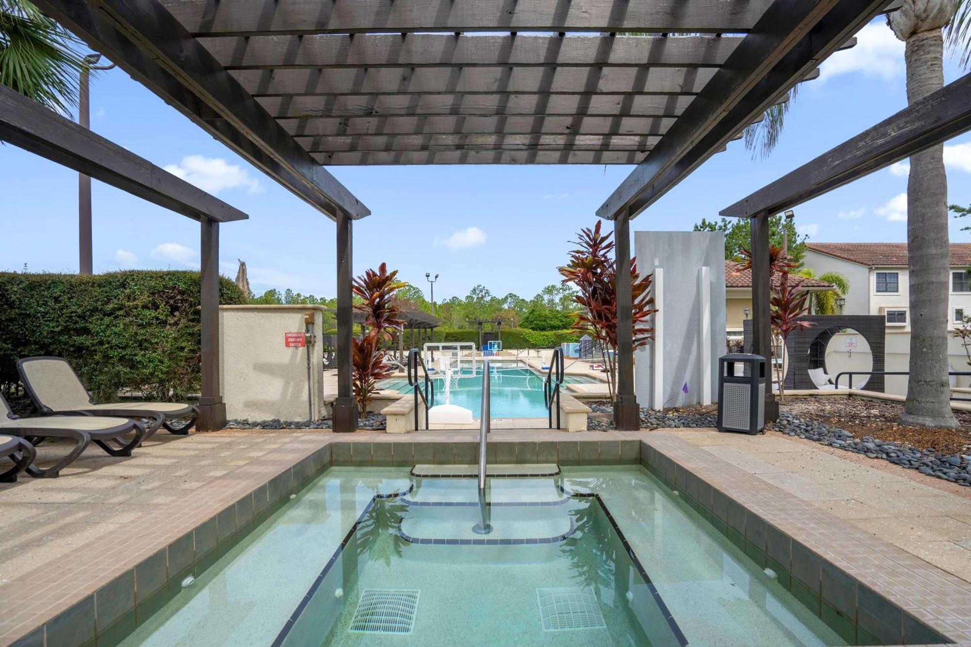 Cozy & Elegant 4br Enchanted Townhouse - 1 Mile To With Pool, Gym, & Jacuzzi *