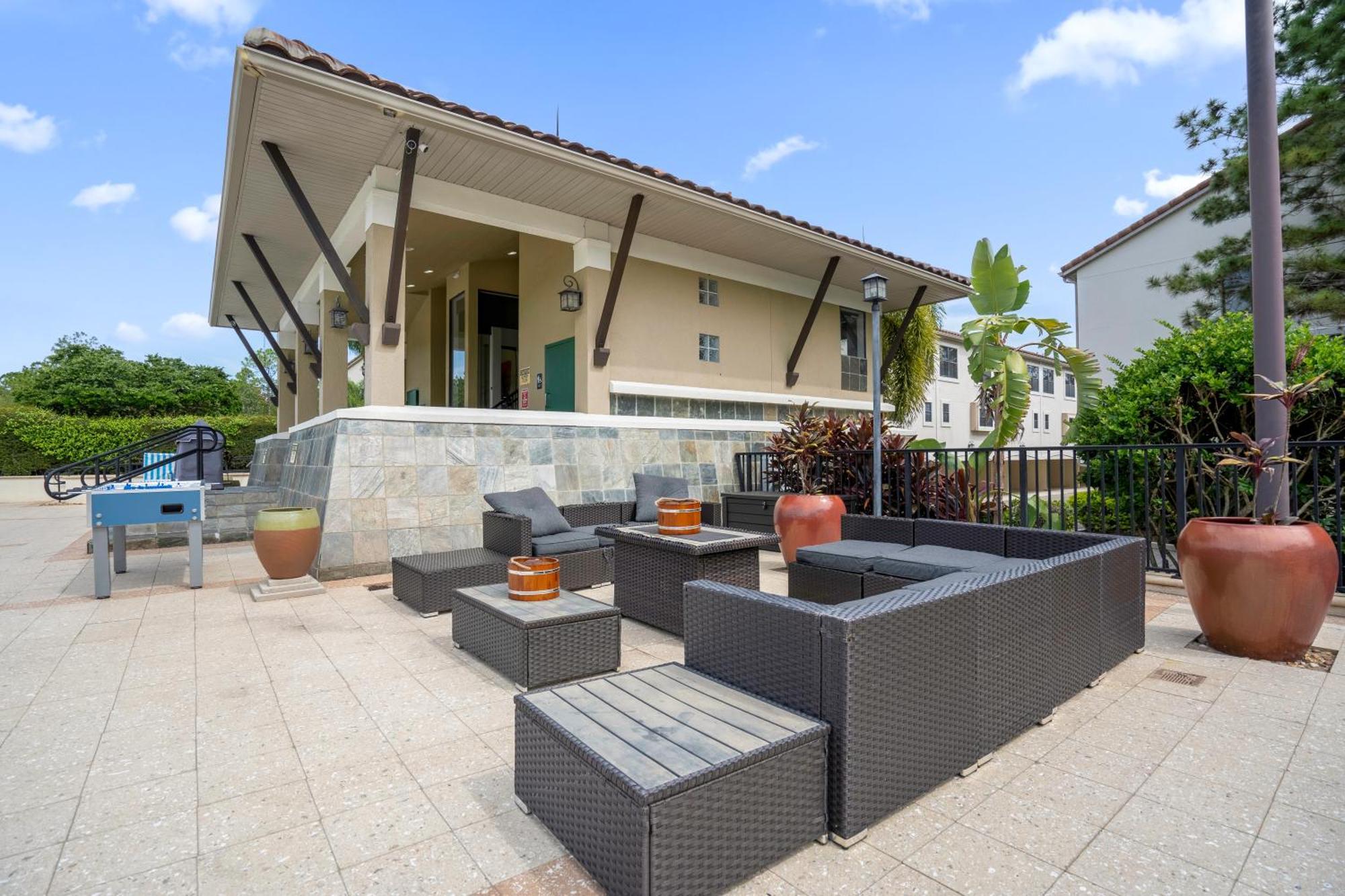 Cozy & Elegant 4br Enchanted Townhouse - 1 Mile To With Pool, Gym, & Jacuzzi * Orlando