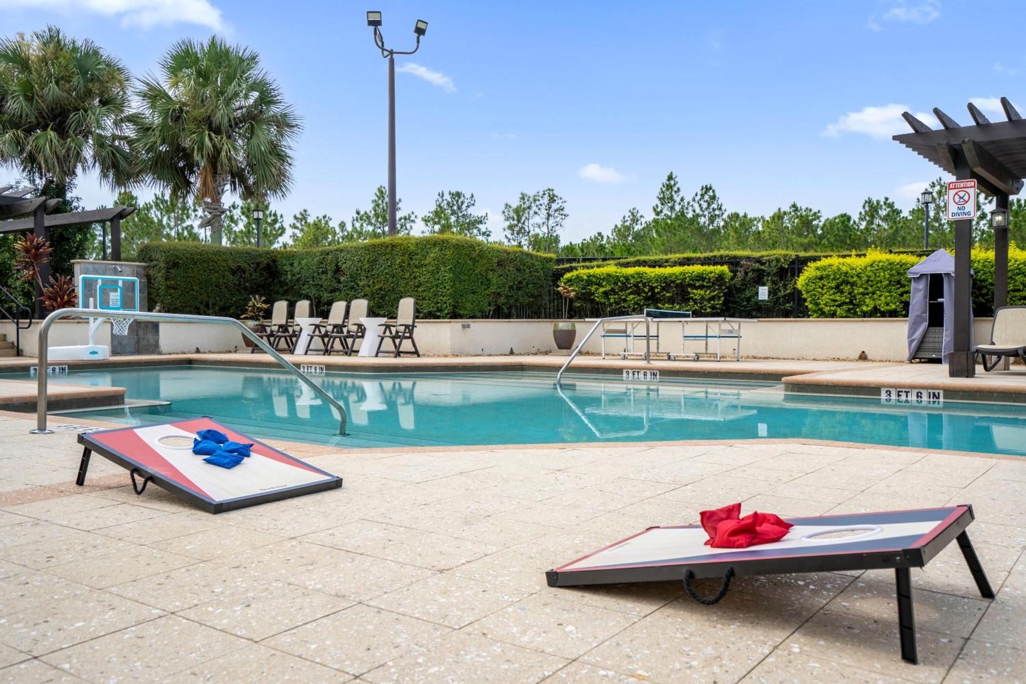 Cozy & Elegant 4br Enchanted Townhouse - 1 Mile To With Pool, Gym, & Jacuzzi