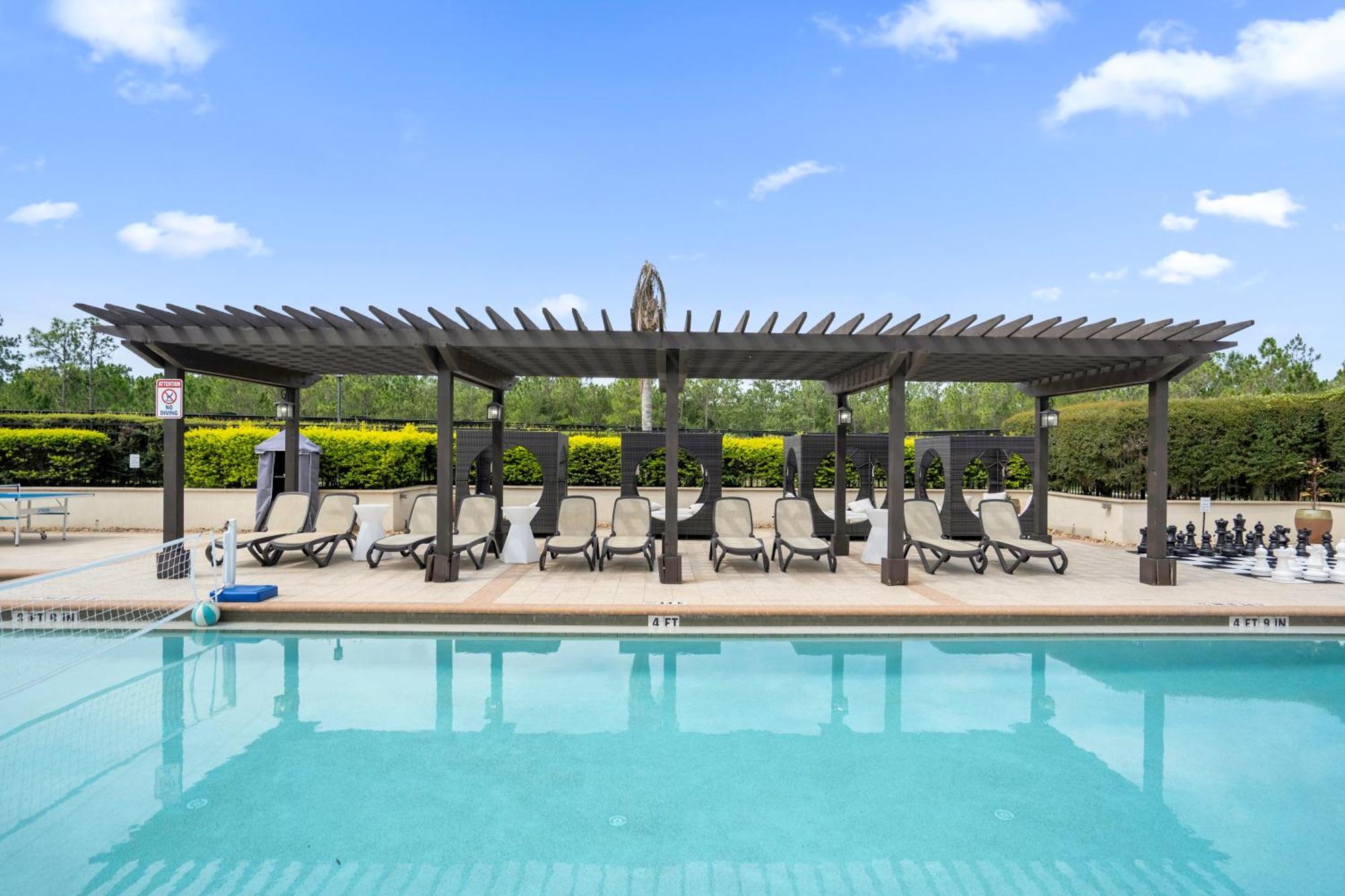 Cozy & Elegant 4br Enchanted Townhouse - 1 Mile To With Pool, Gym, & Jacuzzi Holiday home