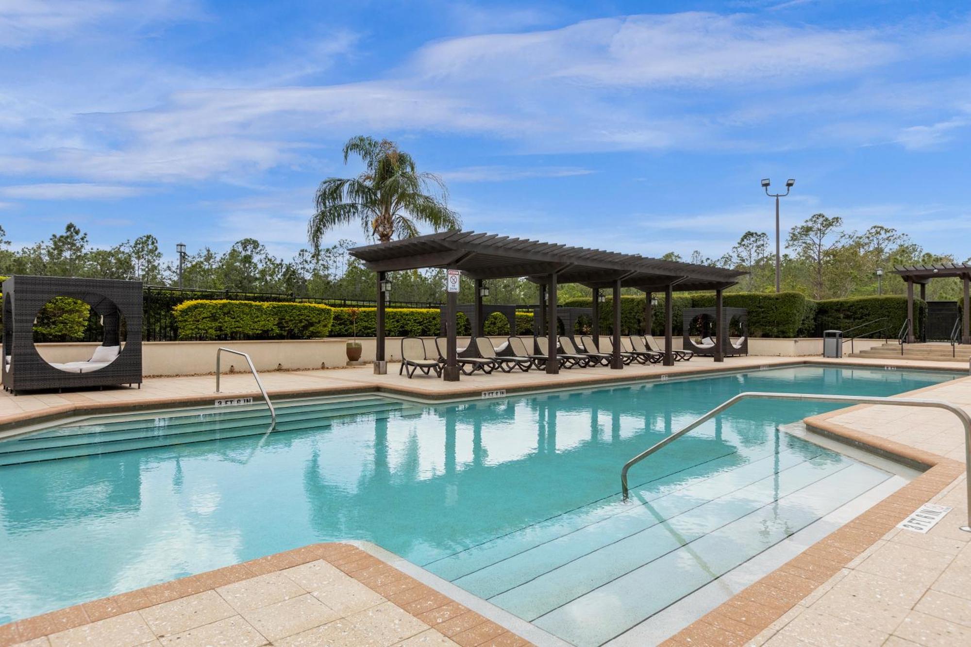 Cozy & Elegant 4br Enchanted Townhouse - 1 Mile To With Pool, Gym, & Jacuzzi Holiday home *
