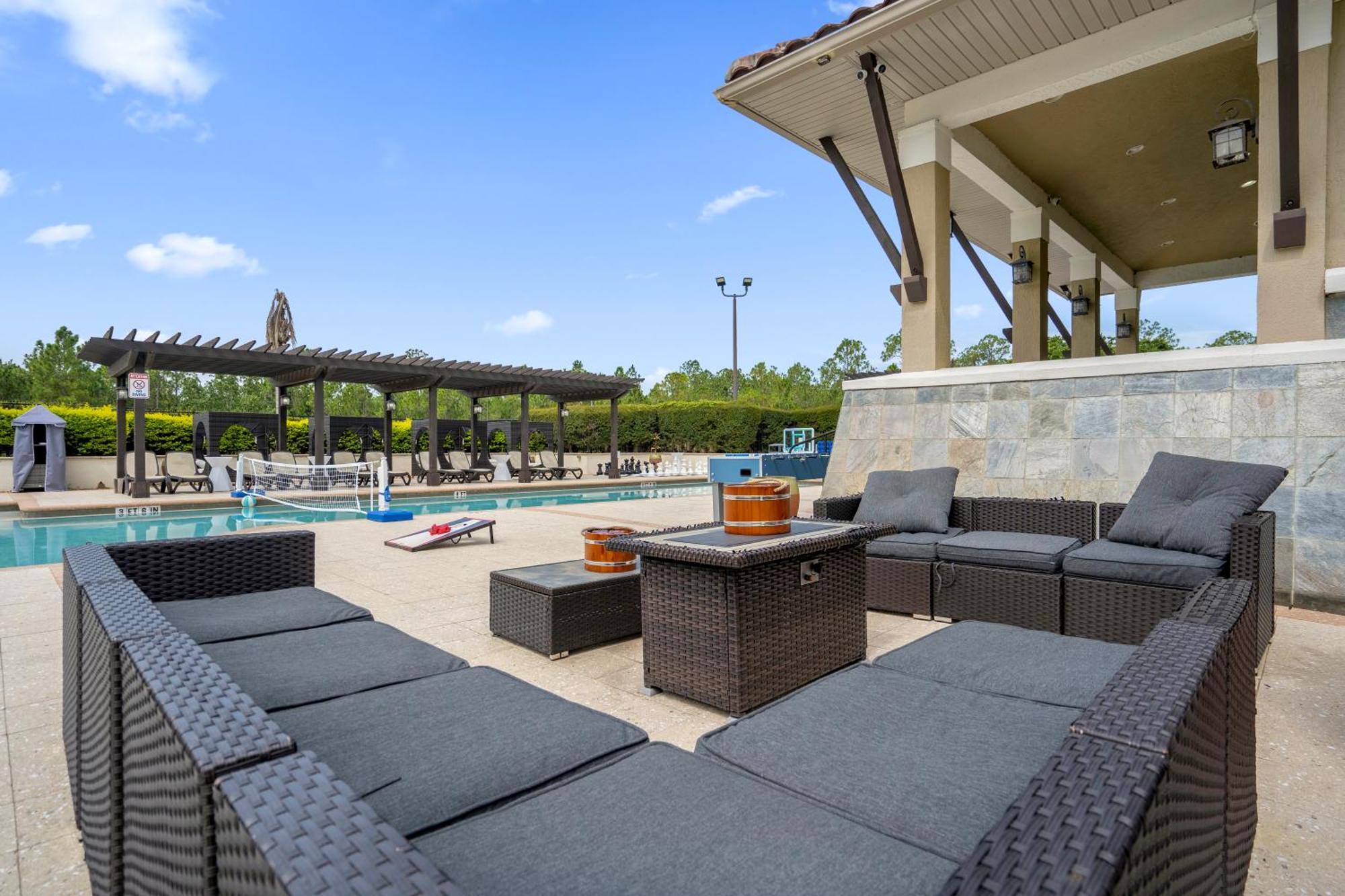 Cozy & Elegant 4br Enchanted Townhouse - 1 Mile To With Pool, Gym, & Jacuzzi Orlando