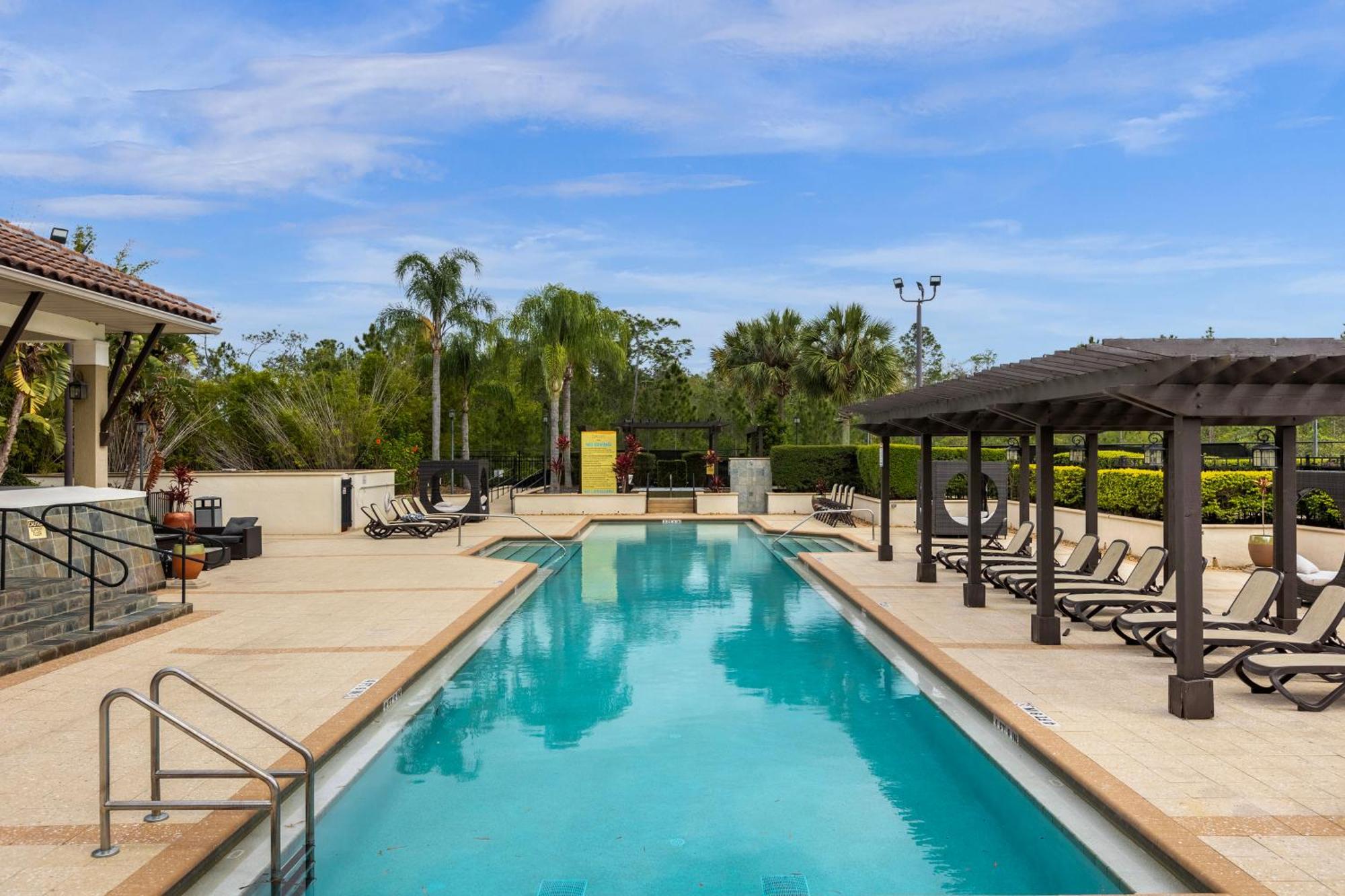 Cozy & Elegant 4br Enchanted Townhouse - 1 Mile To With Pool, Gym, & Jacuzzi * Orlando