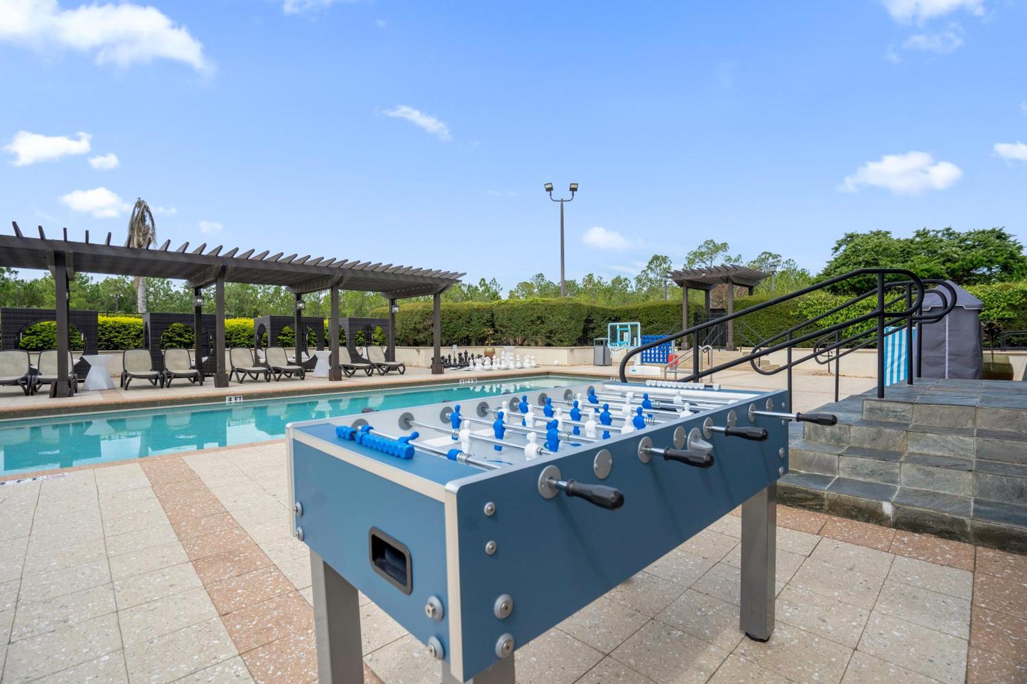 Cozy & Elegant 4br Enchanted Townhouse - 1 Mile To With Pool, Gym, & Jacuzzi
