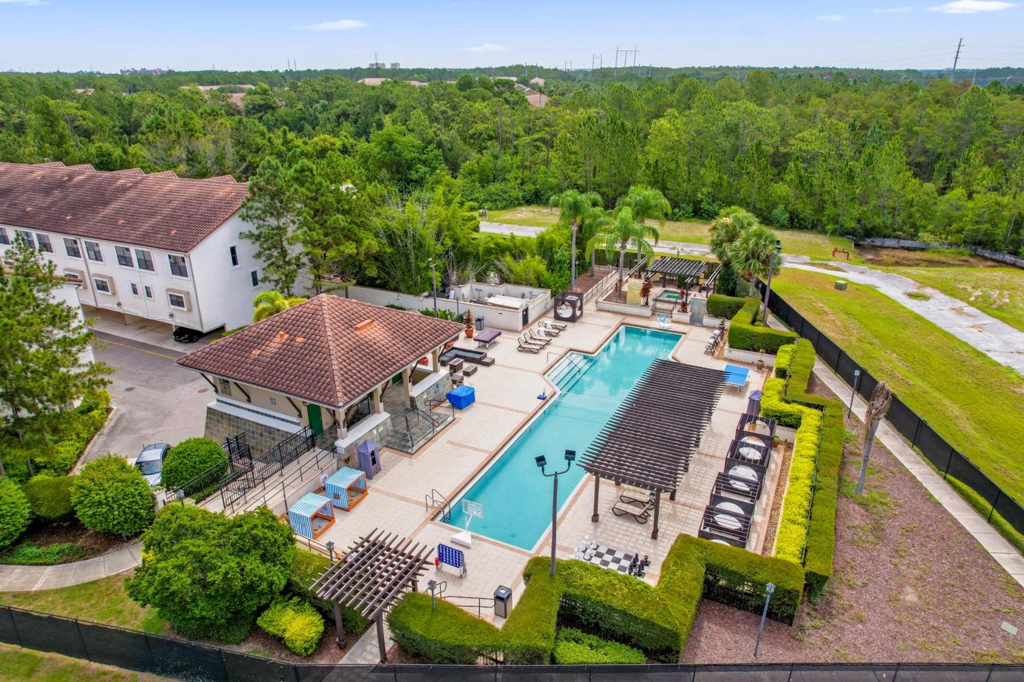 Holiday home Cozy & Elegant 4br Enchanted Townhouse - 1 Mile To With Pool, Gym, & Jacuzzi *