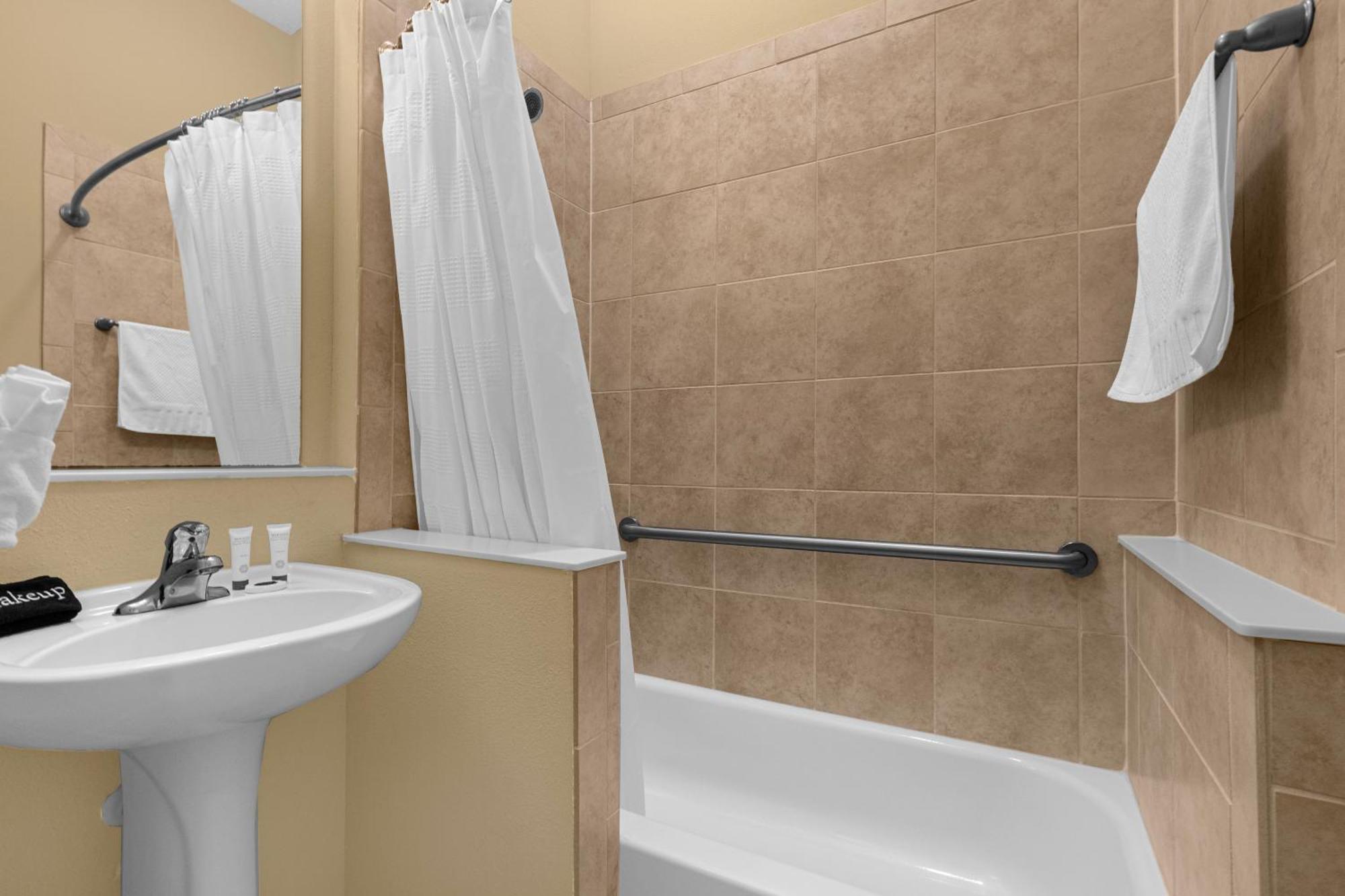 Cozy & Elegant 4br Enchanted Townhouse - 1 Mile To With Pool, Gym, & Jacuzzi Holiday home Orlando