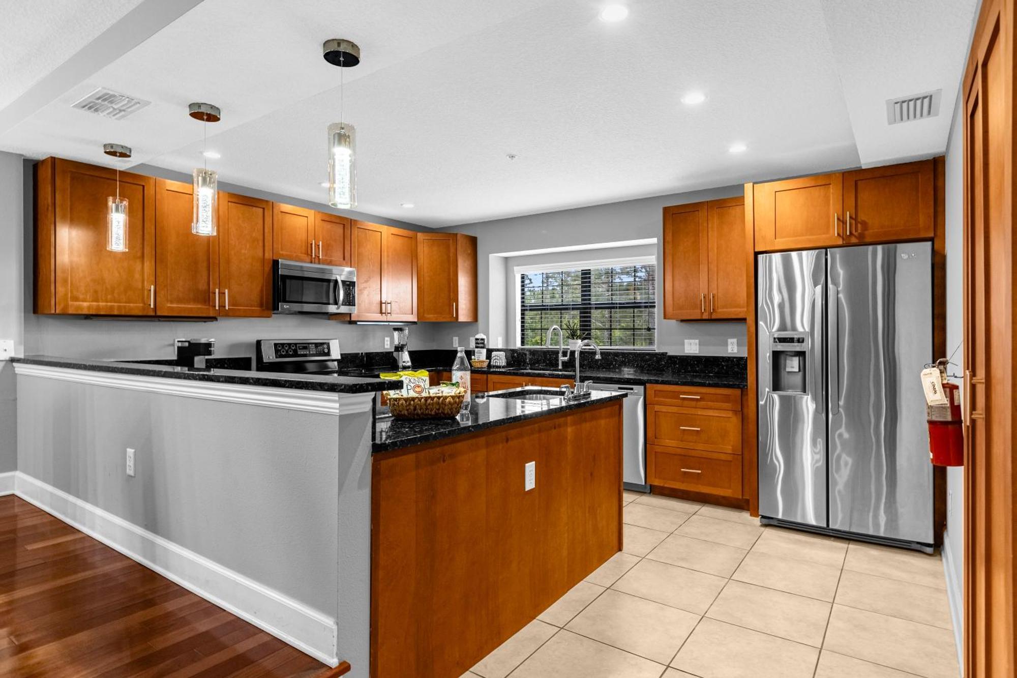 Cozy & Elegant 4br Enchanted Townhouse - 1 Mile To With Pool, Gym, & Jacuzzi Orlando