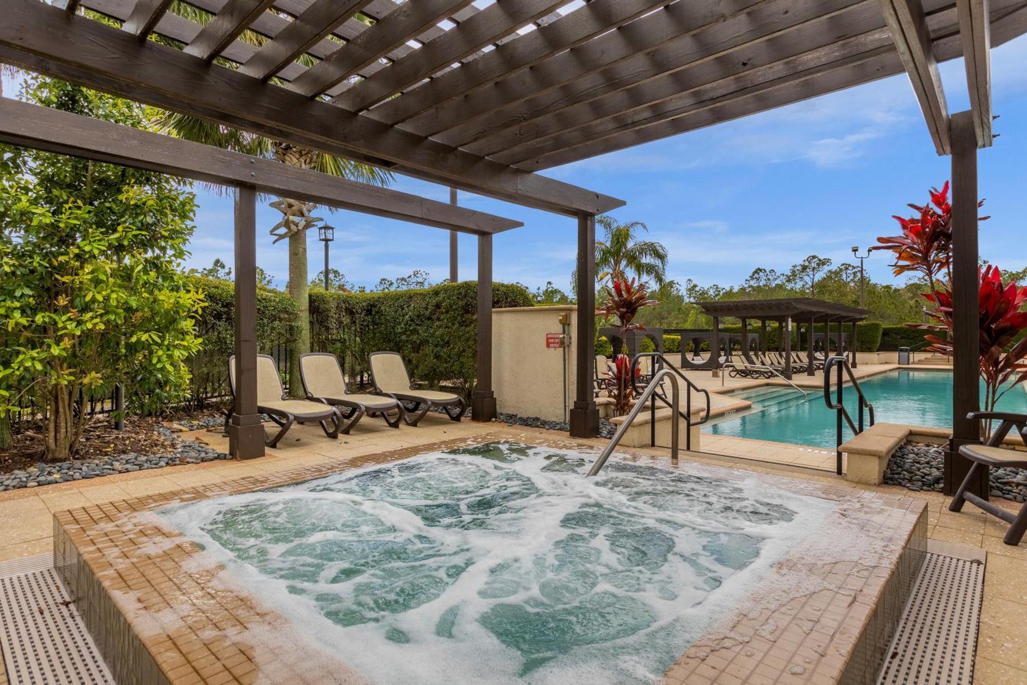 Cozy & Elegant 4br Enchanted Townhouse - 1 Mile To With Pool, Gym, & Jacuzzi