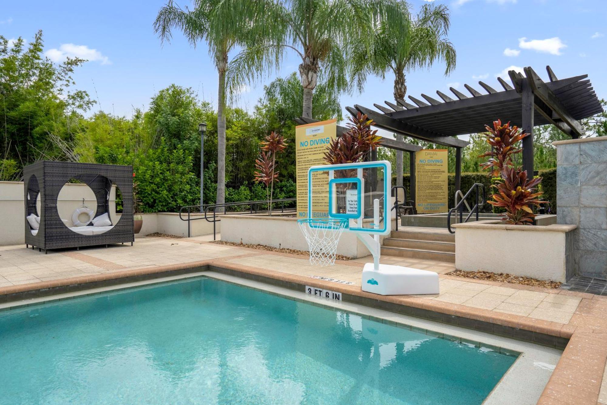 Cozy & Elegant 4br Enchanted Townhouse - 1 Mile To With Pool, Gym, & Jacuzzi Holiday home *