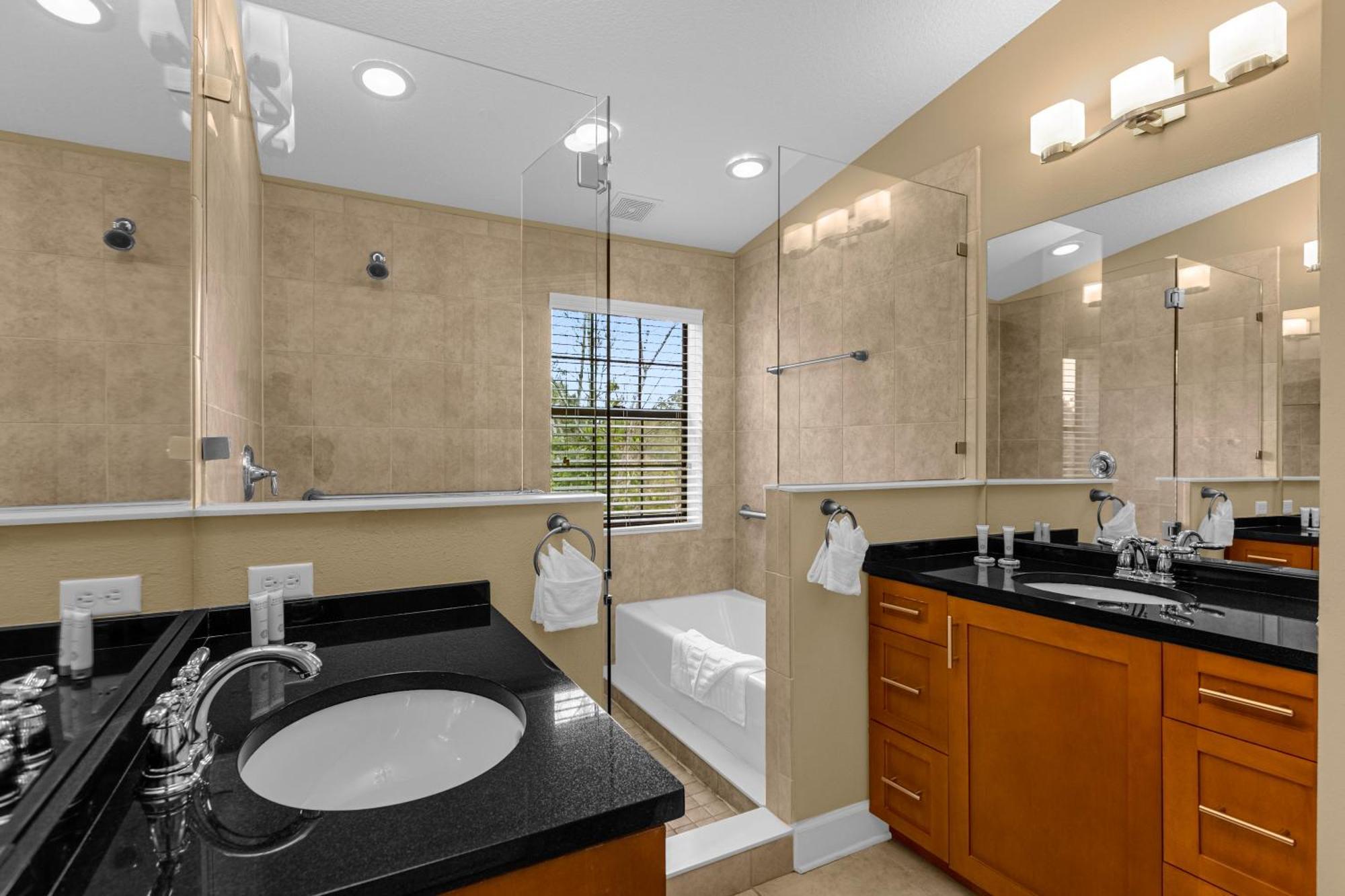 Cozy & Elegant 4br Enchanted Townhouse - 1 Mile To With Pool, Gym, & Jacuzzi Orlando