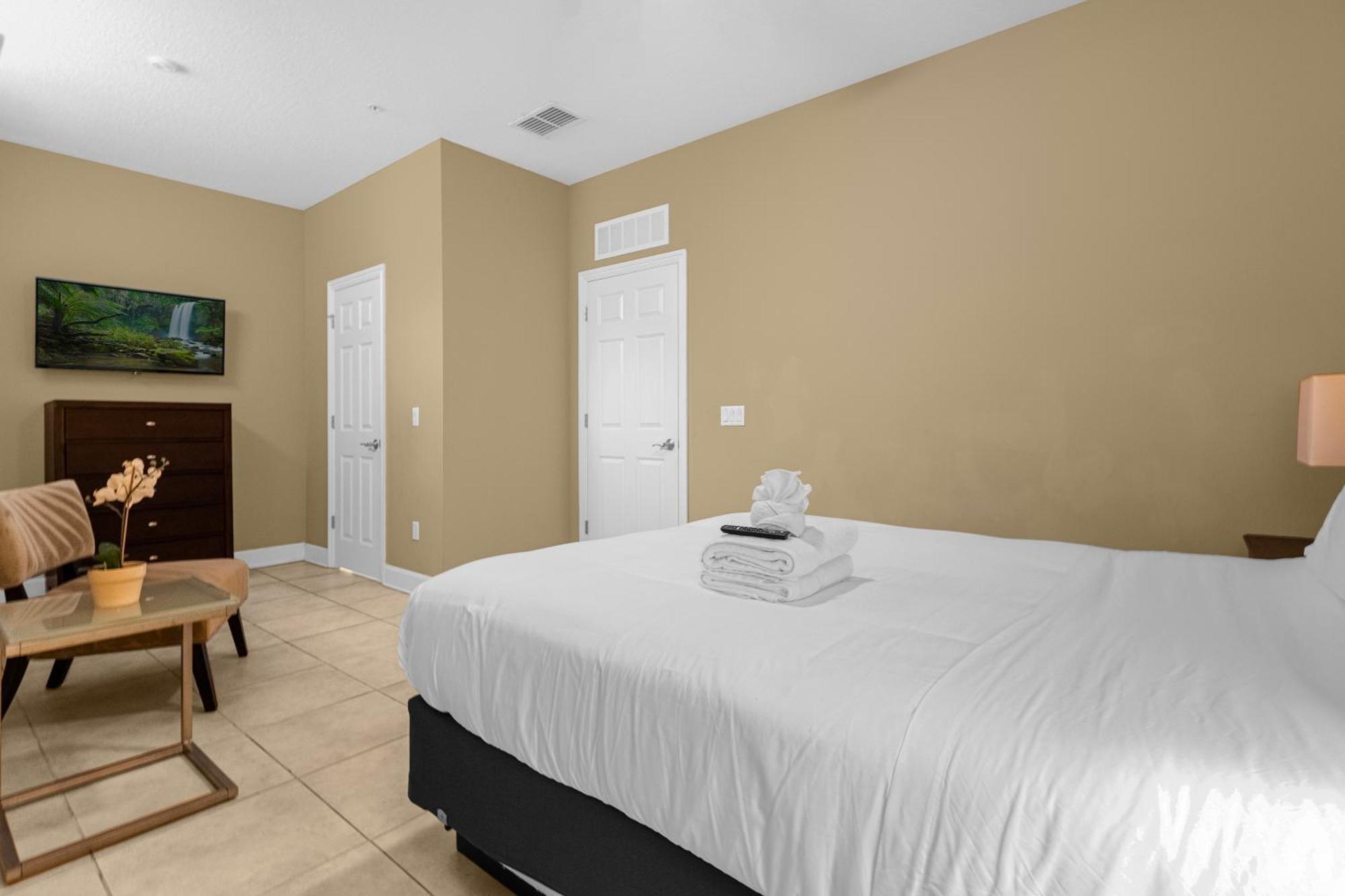 Cozy & Elegant 4br Enchanted Townhouse - 1 Mile To With Pool, Gym, & Jacuzzi