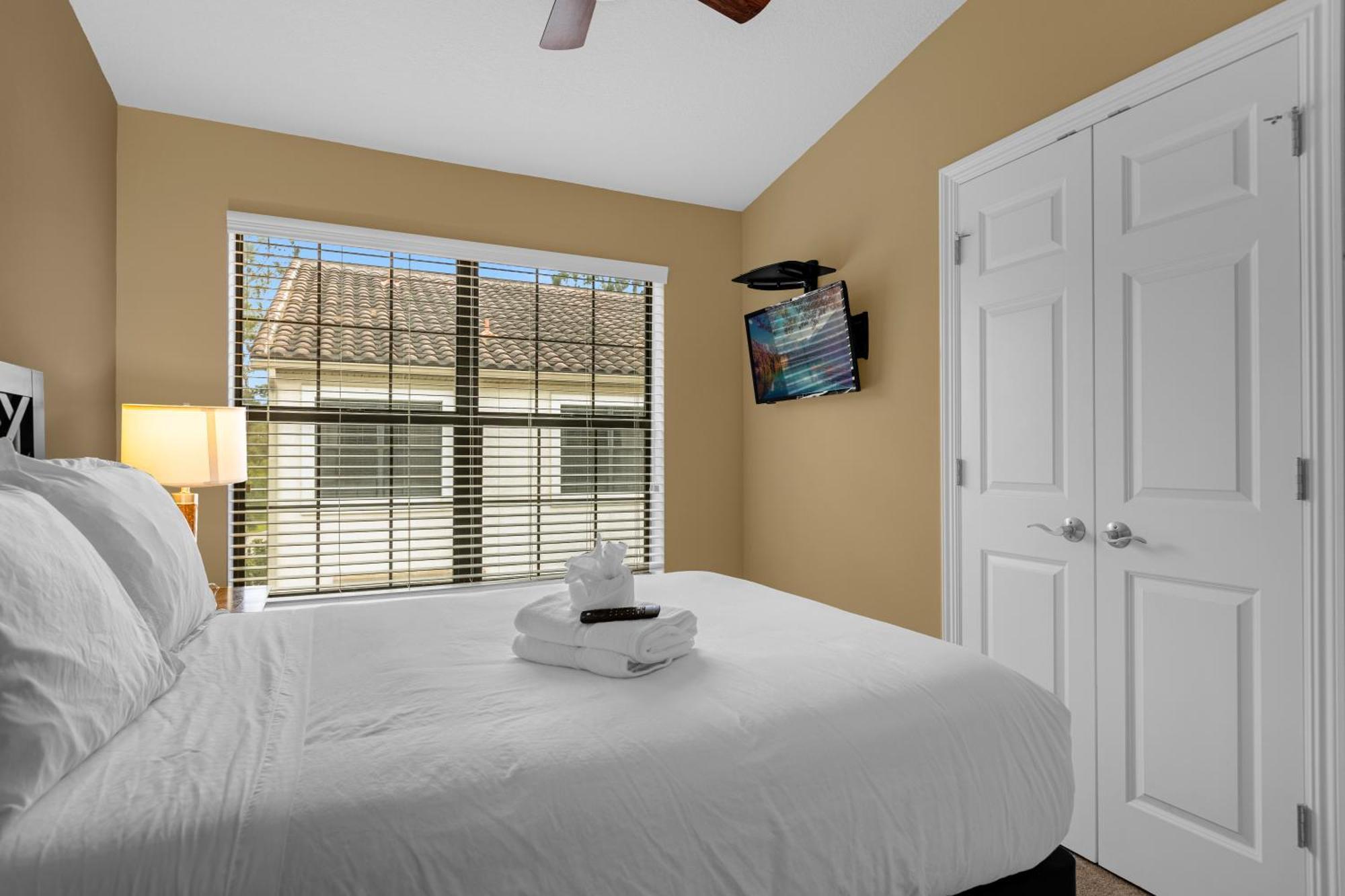 Cozy & Elegant 4br Enchanted Townhouse - 1 Mile To With Pool, Gym, & Jacuzzi Holiday home *