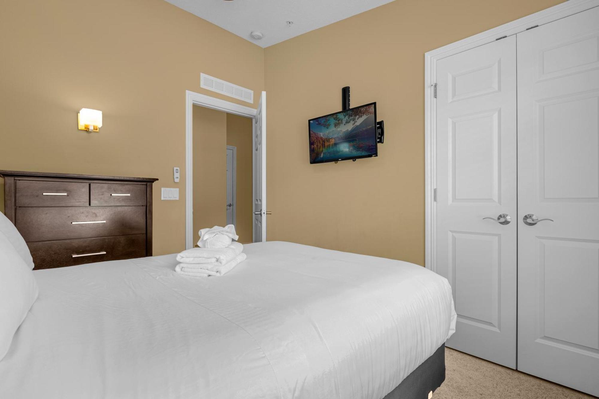 Cozy & Elegant 4br Enchanted Townhouse - 1 Mile To With Pool, Gym, & Jacuzzi Holiday home Orlando
