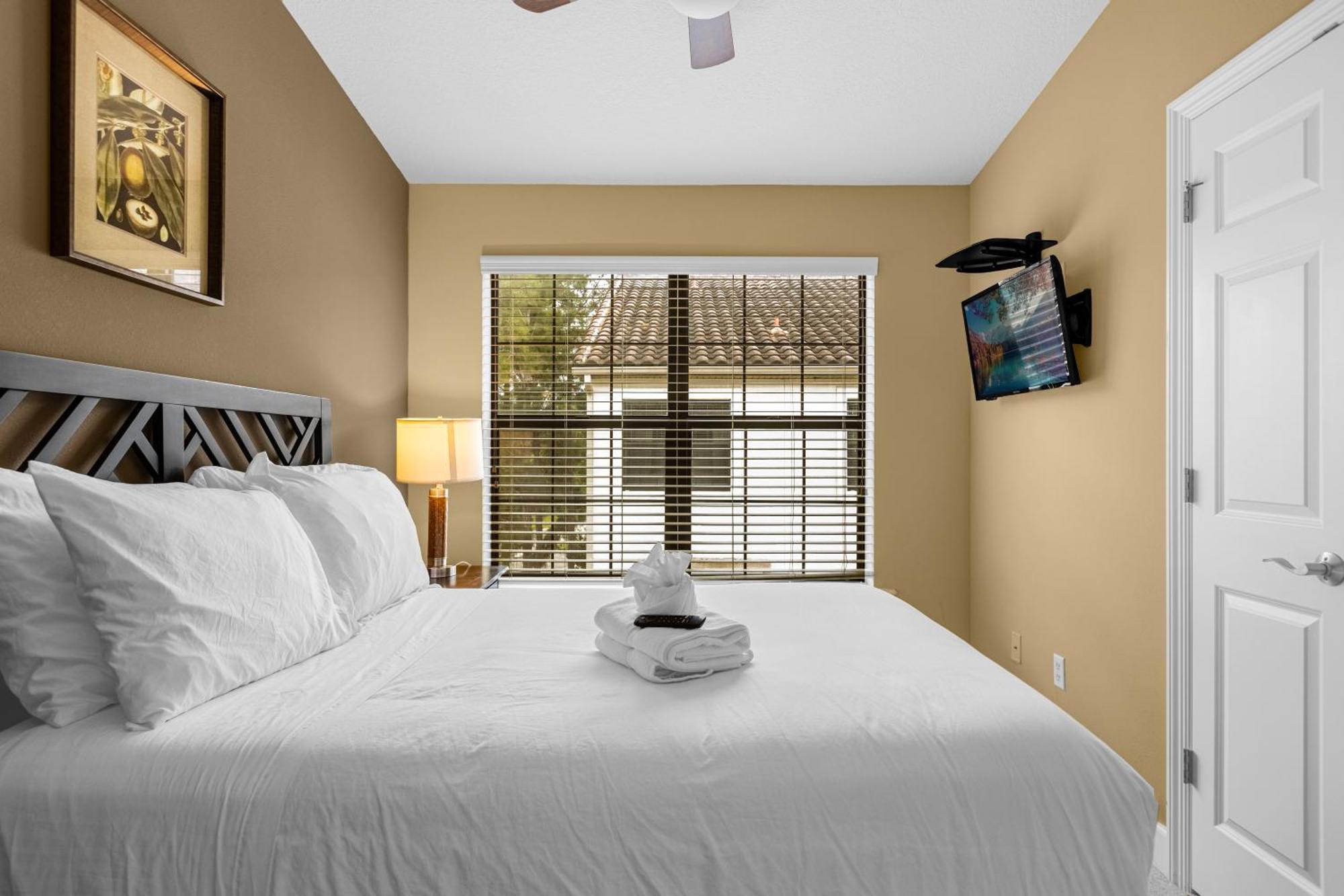 Cozy & Elegant 4br Enchanted Townhouse - 1 Mile To With Pool, Gym, & Jacuzzi