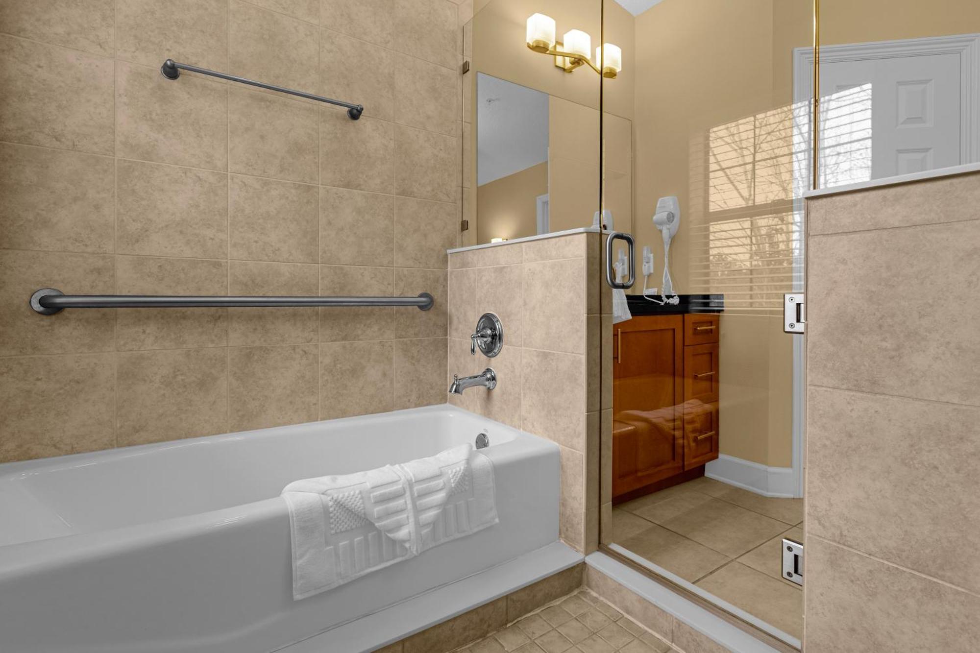 Holiday home Cozy & Elegant 4br Enchanted Townhouse - 1 Mile To With Pool, Gym, & Jacuzzi