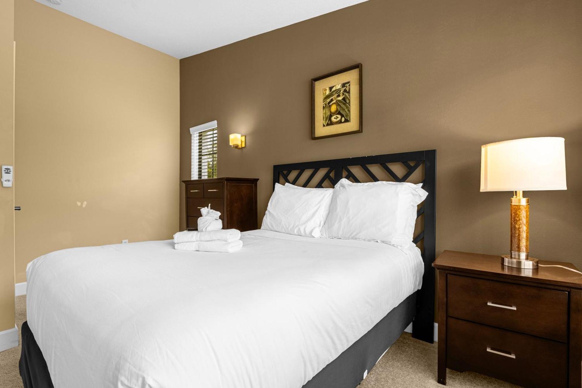 Cozy & Elegant 4br Enchanted Townhouse - 1 Mile To With Pool, Gym, & Jacuzzi Holiday home *