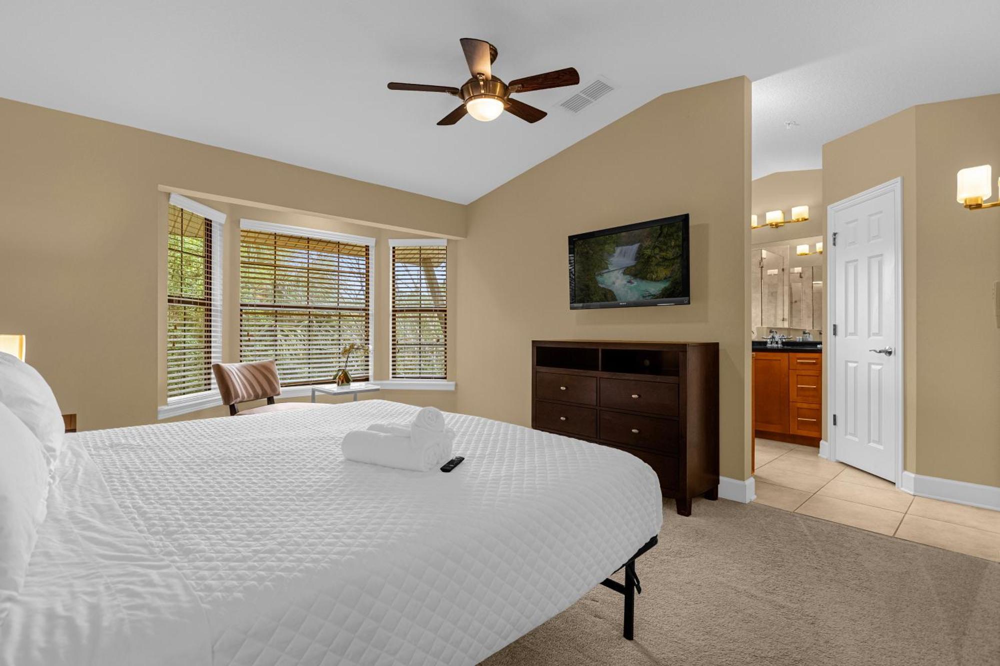 Holiday home Cozy & Elegant 4br Enchanted Townhouse - 1 Mile To With Pool, Gym, & Jacuzzi *