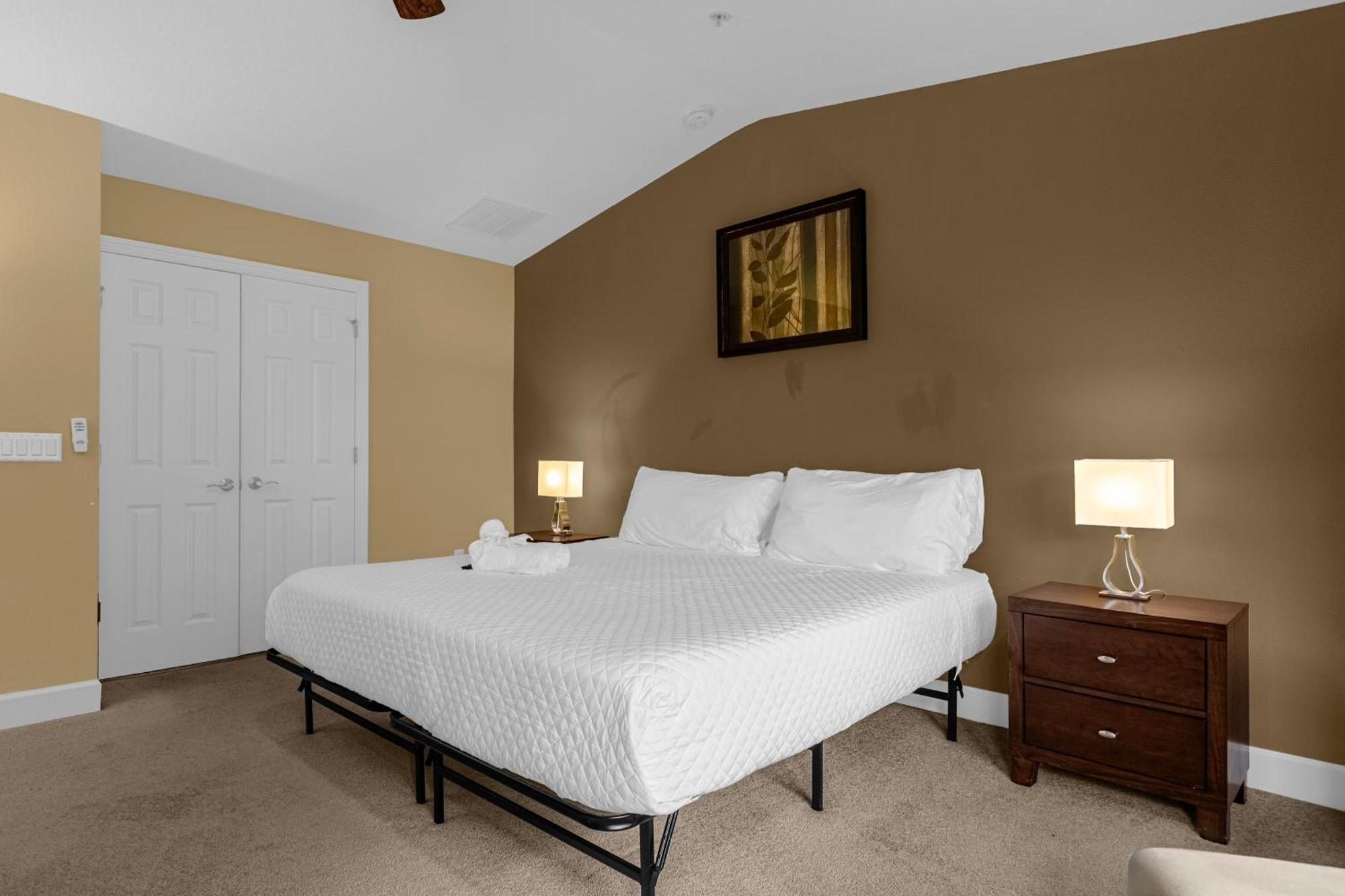 Cozy & Elegant 4br Enchanted Townhouse - 1 Mile To With Pool, Gym, & Jacuzzi Holiday home Orlando