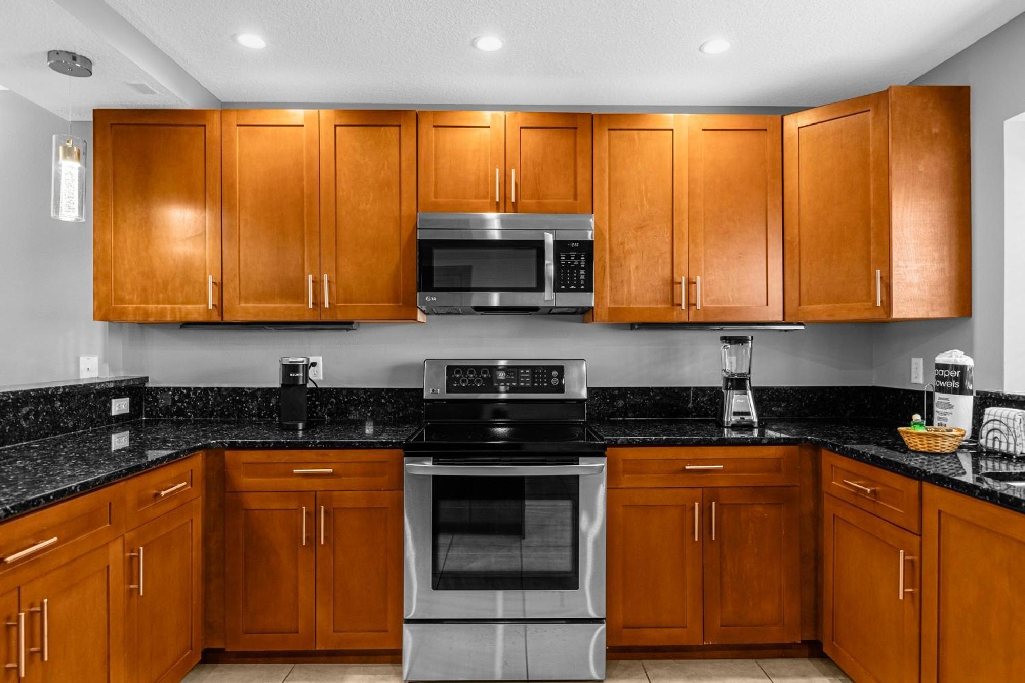 Cozy & Elegant 4br Enchanted Townhouse - 1 Mile To With Pool, Gym, & Jacuzzi *
